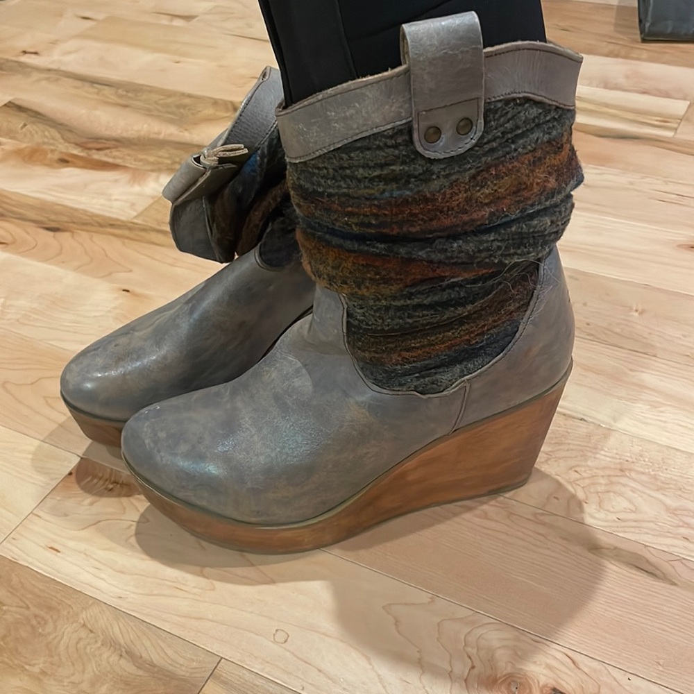 BedStu Wooden Wedged Heel